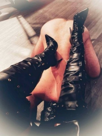 maitresse-dominatrice-bdsm-elegante-noire.jpg