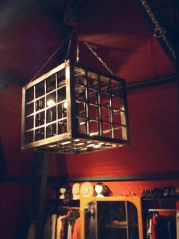 Cage bdsm carrée suspendue dans donjon